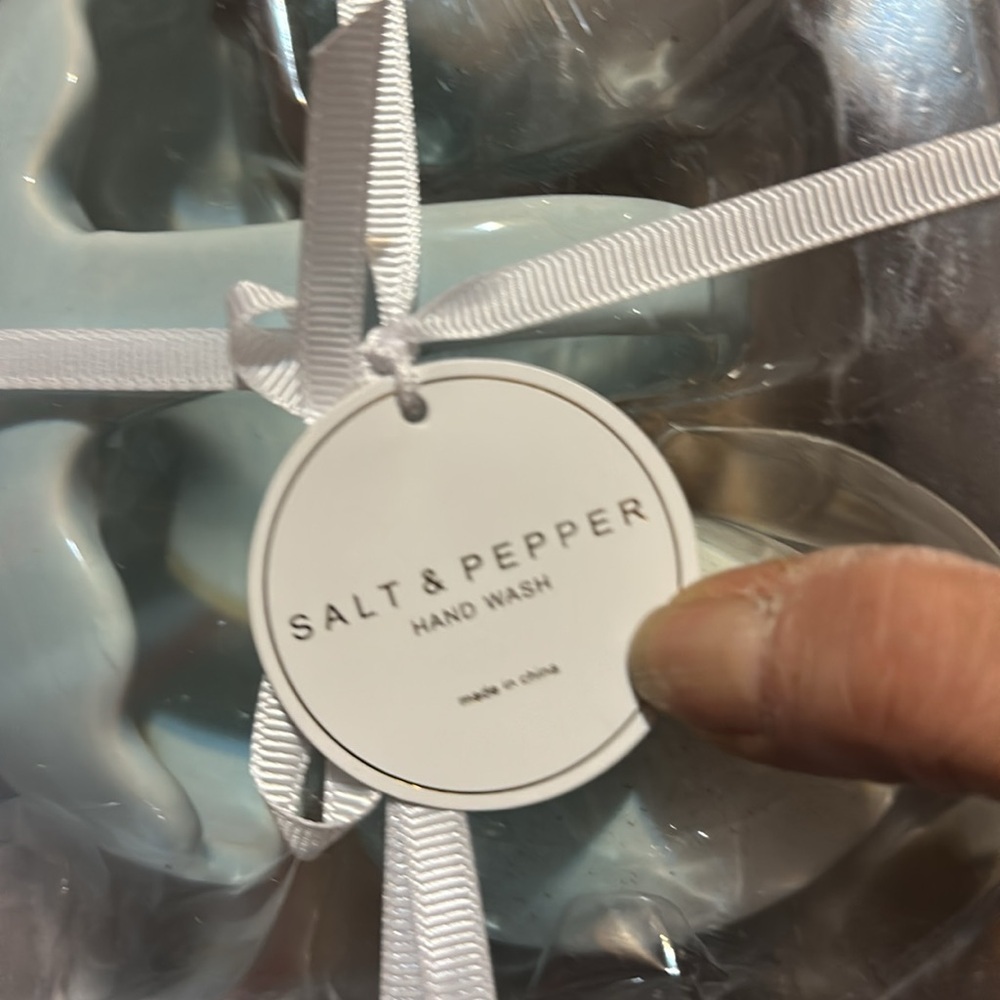 Arlington blue/white salt & pepper shakers Easter - Picture 7 of 7
